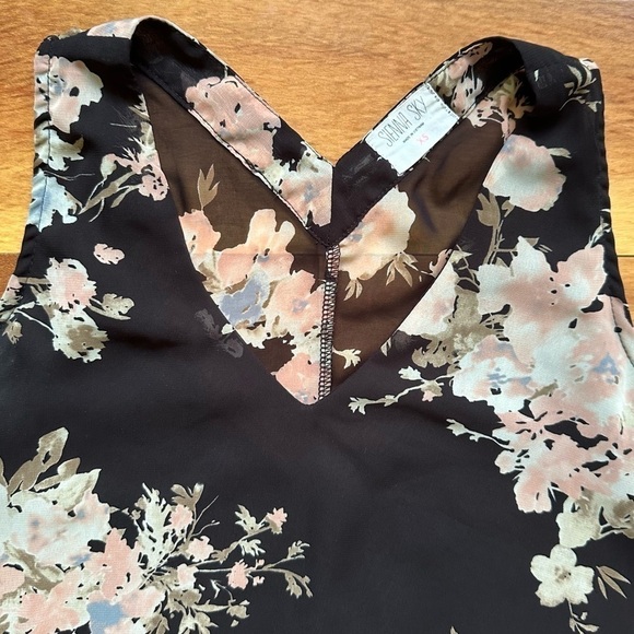 Sienna Sky Floral Sleveless Floral Top - Picture 2 of 5